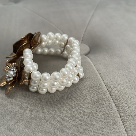 Chunky pearl Vintage Gold Tone Flower Bracelet with Rhinestones Stretchy 6” - Picture 2 of 2